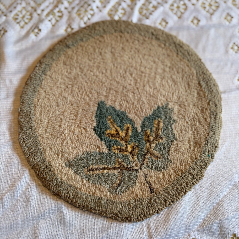 Vintage Round Beige Leaf Hooked Rug Decor